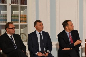 Od lewej wiceprezes KGHM Wojciech Kędzia,prezes PKO BP Zbigniew Jagiełło, ministerRadosław Sikorski_640x427