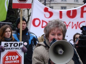 Irena Rogowska, przewodnicząca Ogólnopolskiej Koalicji Rozwój Tak - Odkrywki Nie, podczas manifestacji przeciwników odkrywek pod Sejmem w 2009 r