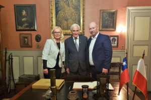 W stolicy Chile dyrektor zarządzający Sierra Gorda, Mirosław Kidoń (po prawej) spotkał się w Domu Ignacego Domeyki z jego najstarszym prawnukiem Pablo Domeyko (w środku)