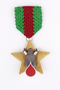 Felieke van der Leest - _Honorowy Medal za zabicie ostatniego nosorożca_ brosza