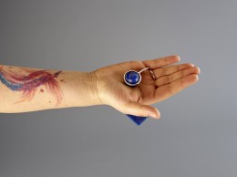 A. Boss_Hand ring, srebro, miedź, lapis lazuli, 2022