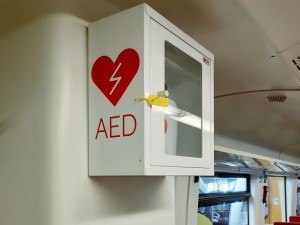 defibrylator_AED_pociag