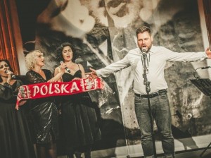 portret-polaka-po-szkodzie-n-niewesoly-kabaret-do-slow-jacka-kaczmarskiego-n-kabaret-aktorow-modrzejewskiej-piekna-helena_f